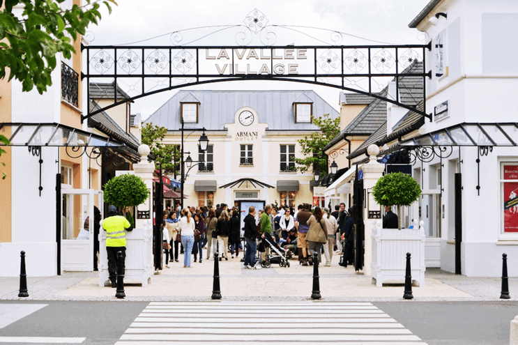 Private Transfer from Paris to La Vallée Village Outlet with Driver and Car
